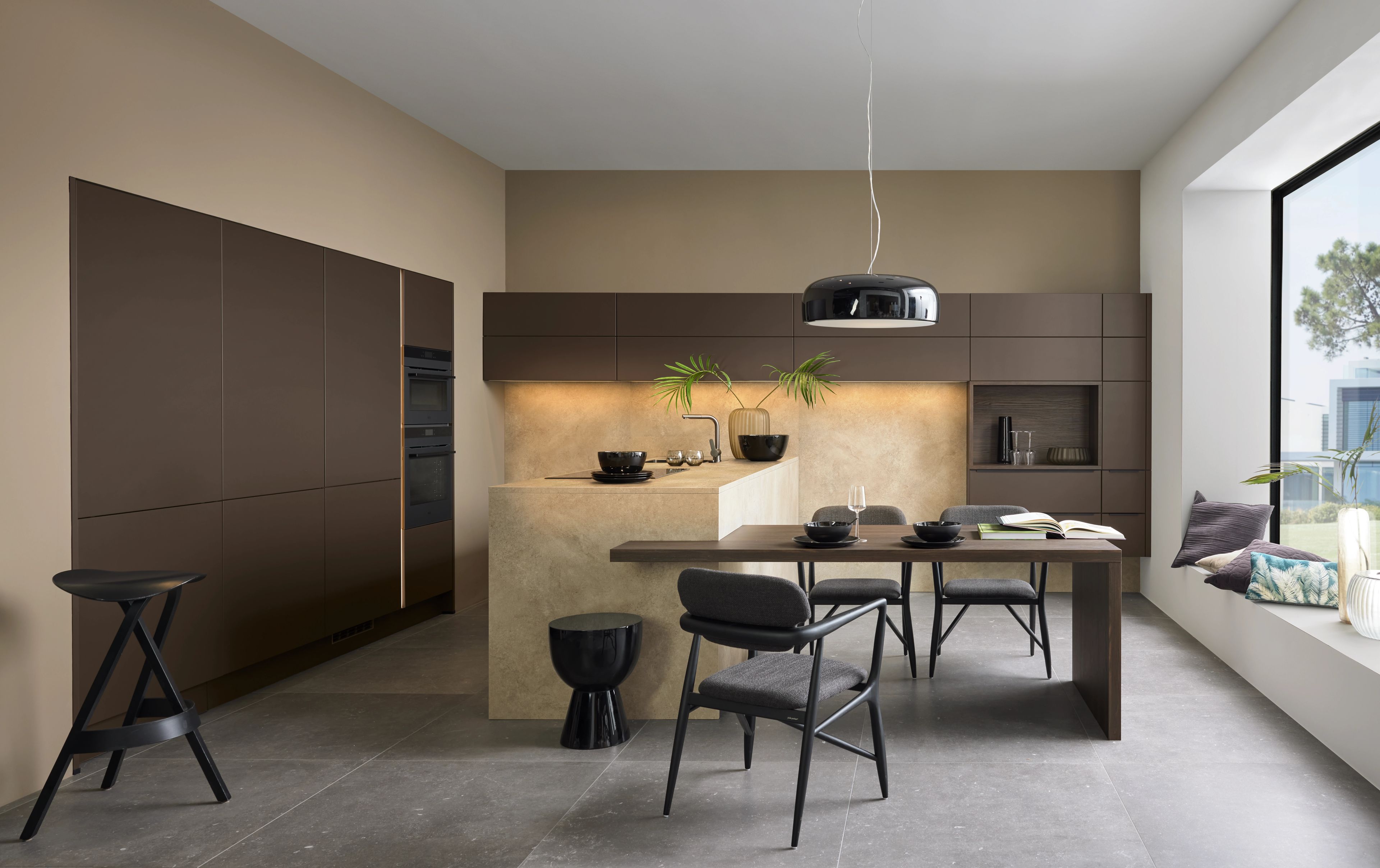 Keuken in donkerbruine kleuren