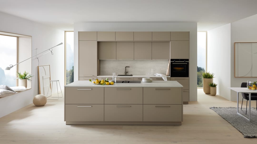 Keuken met bar in lichte kleuren