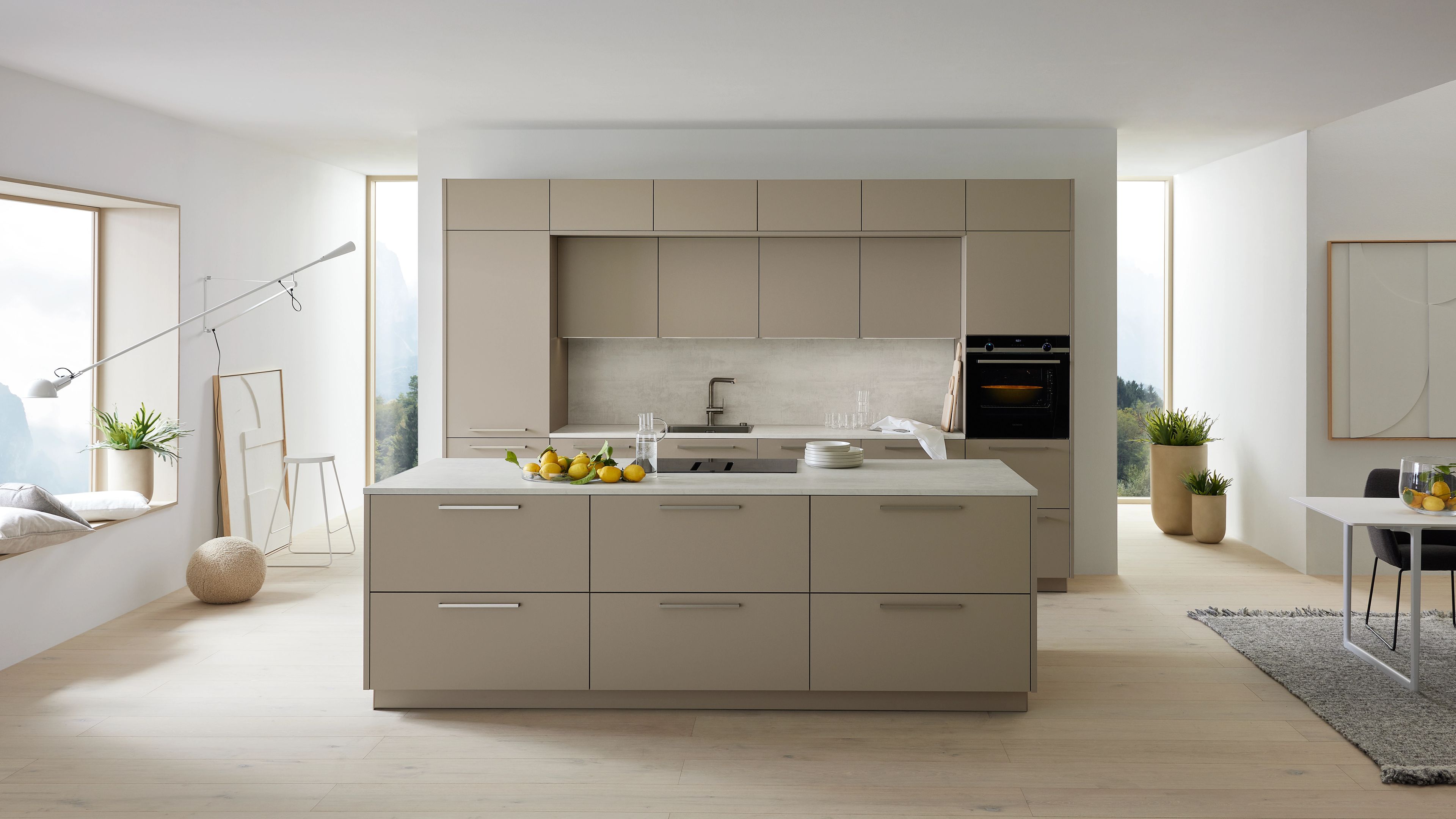 Keuken met bar in lichte kleuren