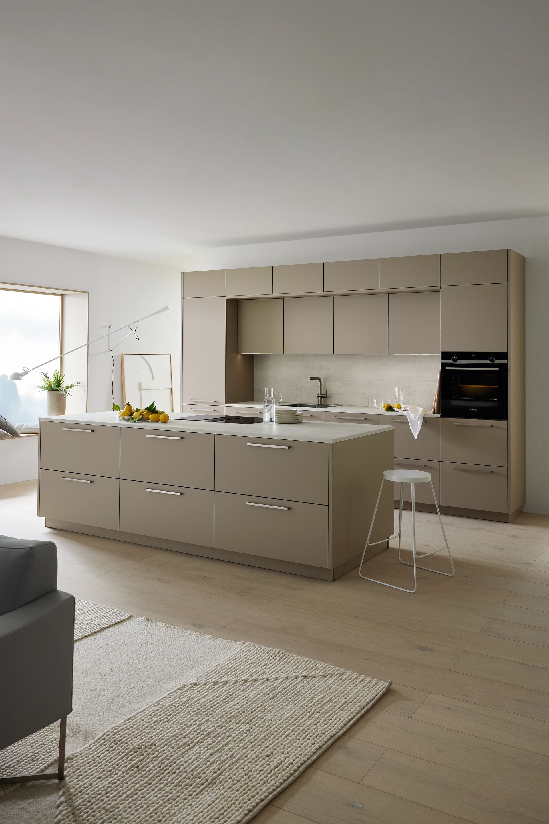 Keuken met bar in lichte kleuren